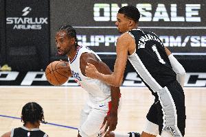 记者：马刺不送走福克斯很难追求伦纳德 但快船也不会要福克斯-cz