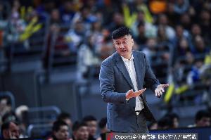 媒体人：就算杜锋问题很多 但他当年带队打日本可以说是手拿把掐