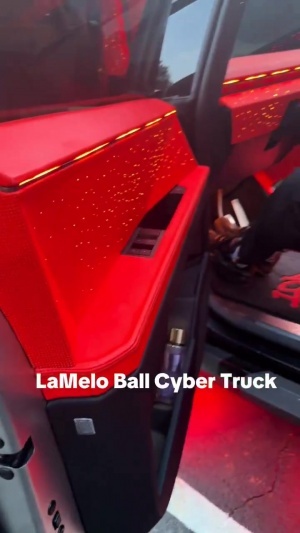 还是马路杀手吗？三球已经开着自己的Cybertruck出现在明州街头-ap